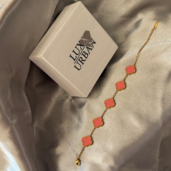 Elegant Pink Clover Bracelet - Picture 3 of 4